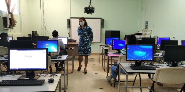 Docentes piden clases a distancia todo el 2021