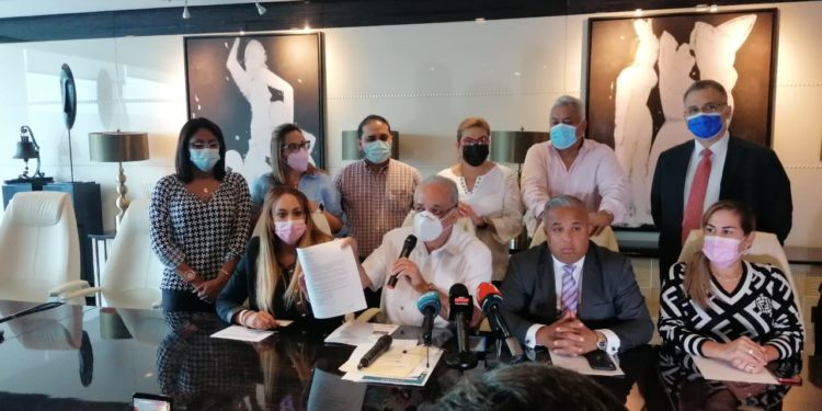 Abogados del expresidente Martinelli denuncian amenazas, robos y seguimiento ilegal