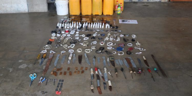 Hallan celulares, platinas y armas en cárcel de Colón