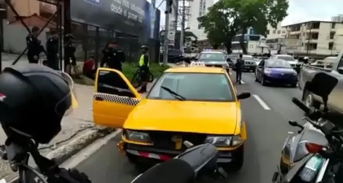 Capturan a tres asaltantes de un local comercial en la vía Fernández de Córdoba