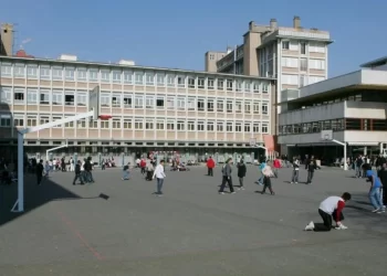 Dimite director de escuela por amenazas de muerte tras pedirle a joven que retire su velo islámico