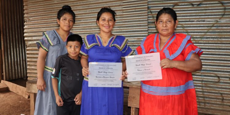 Madre facilita graduación universitaria de su hija con Programa del MIDES
